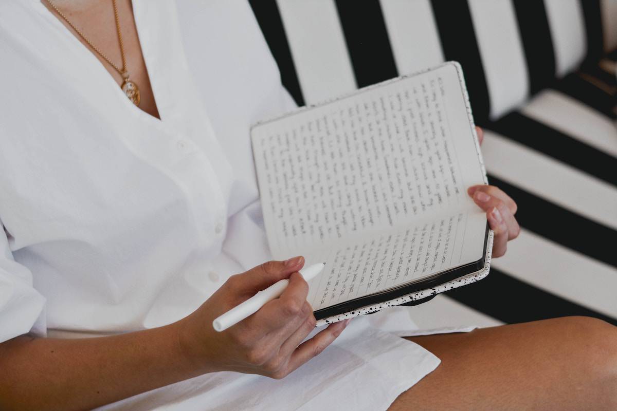 How to JournalSpeak: Journaling for Chronic Symptoms 14 women writing large amounts in a journal